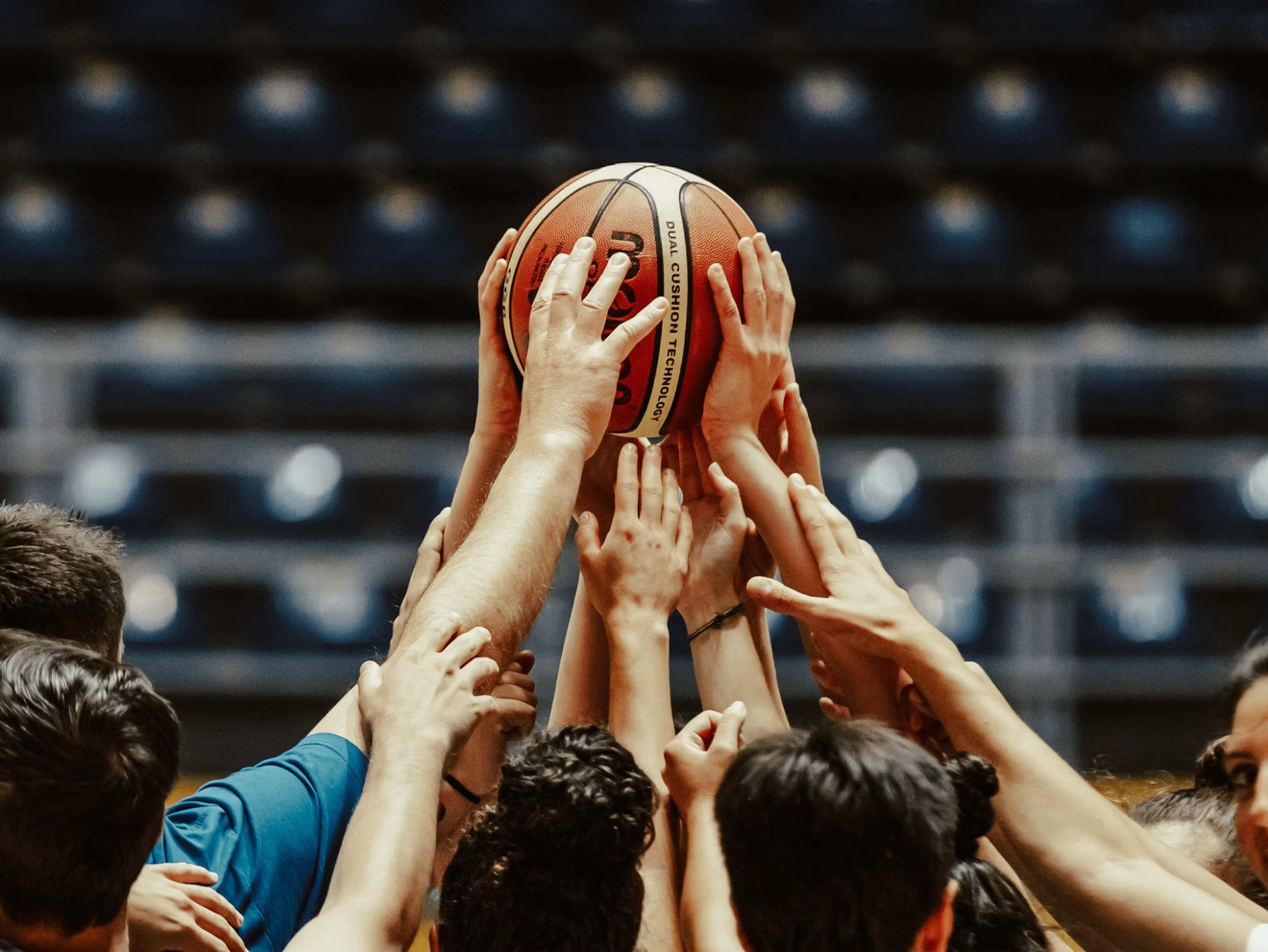 Basketspelare sträcker sig efter bollen